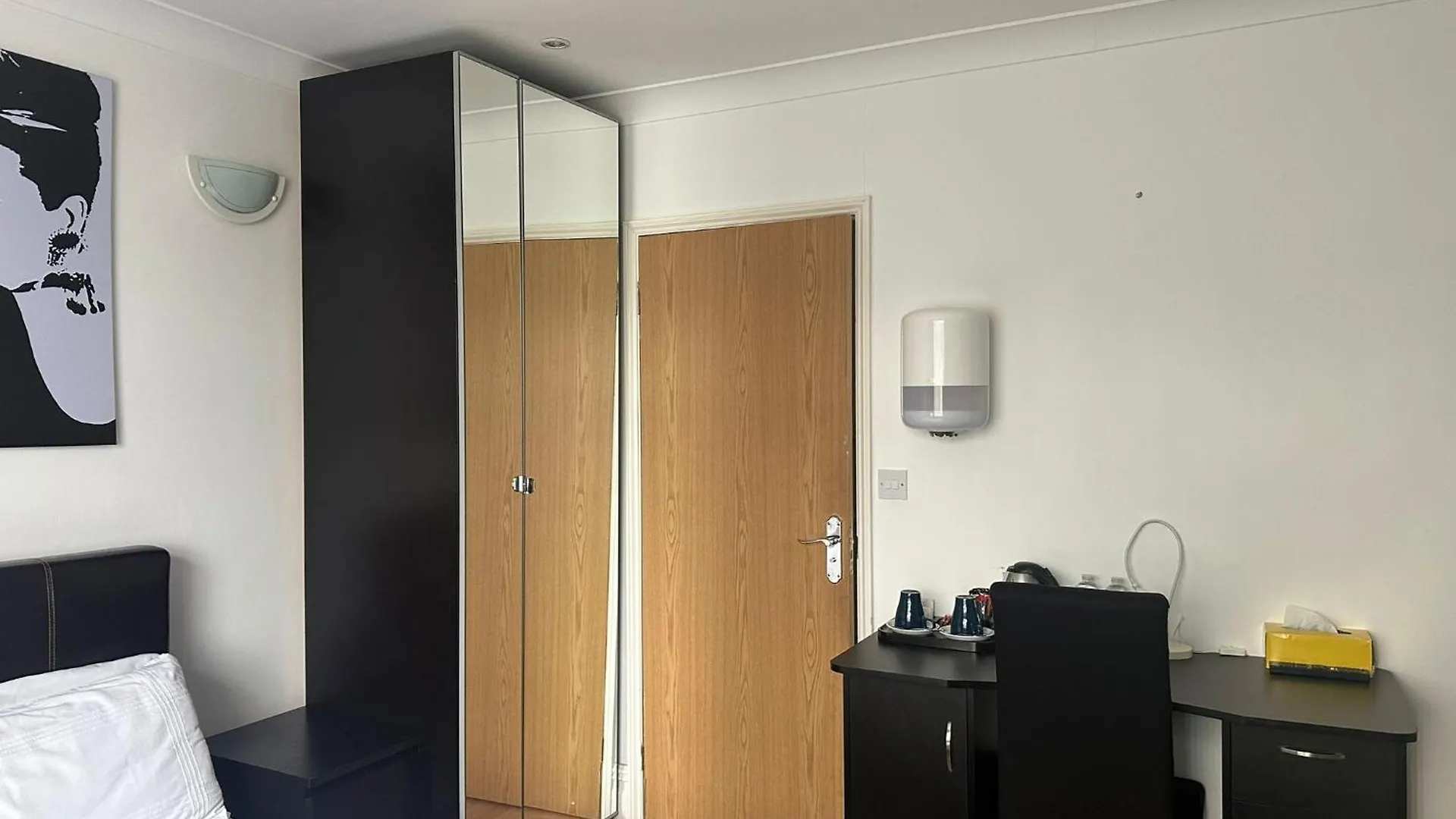 3 Luxury En-Suite Bedrooms Cardiff Homestay